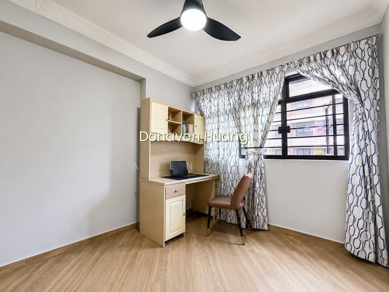 132A CANBERRA CRESCENT photo 3