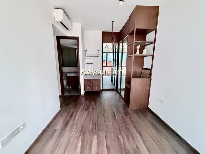 UNDERVALUED BRAND NEW FREEHOLD MOVE IN READY APARTMENT image 1 of 4