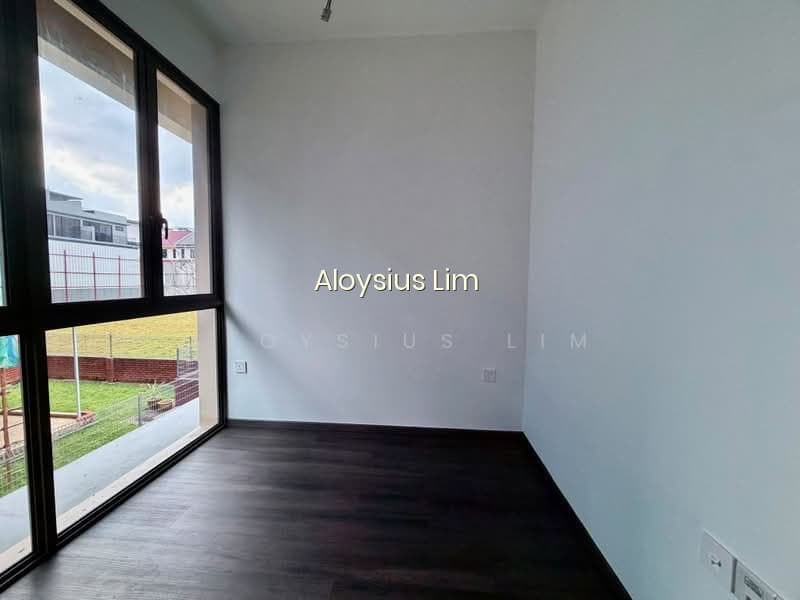 UNDERVALUED BRAND NEW FREEHOLD MOVE IN READY APARTMENT photo 4