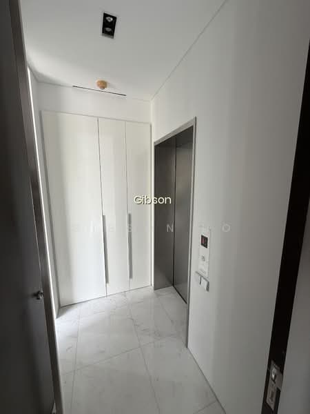 FREEHOLD. SPACIOUS. SELLING VACANT. MINS TO MRT STATION photo 2