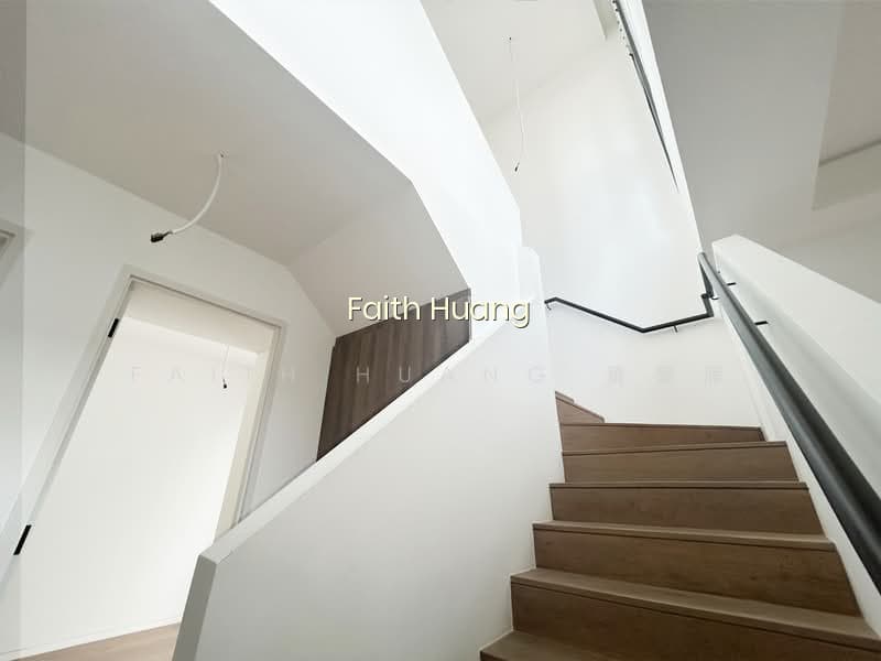 10 EVELYN photo 4