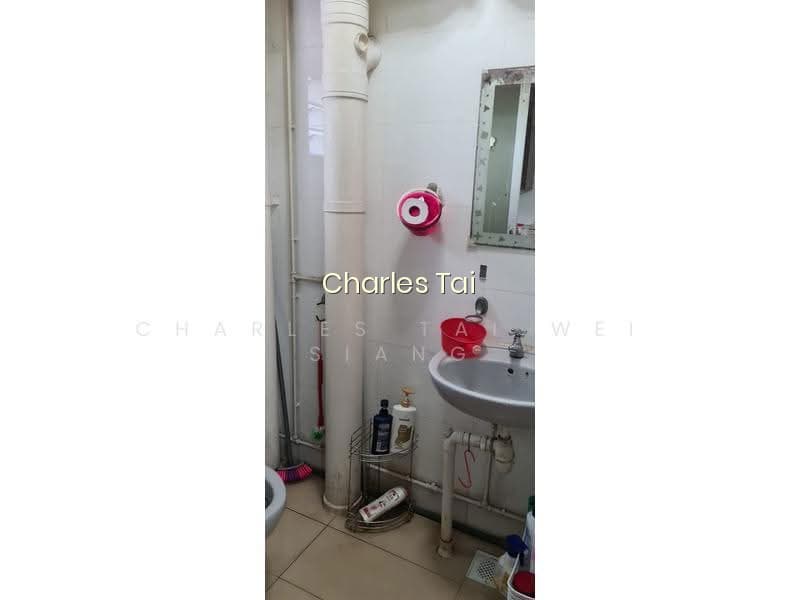268 BOON LAY DRIVE photo 4